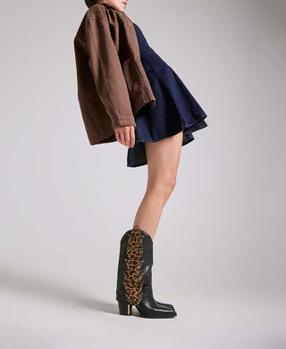 Animal print reinventado, así se usan las botas de piel con estilo